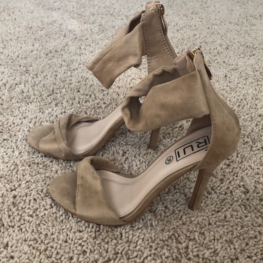 Heels - Picture 2 of 2